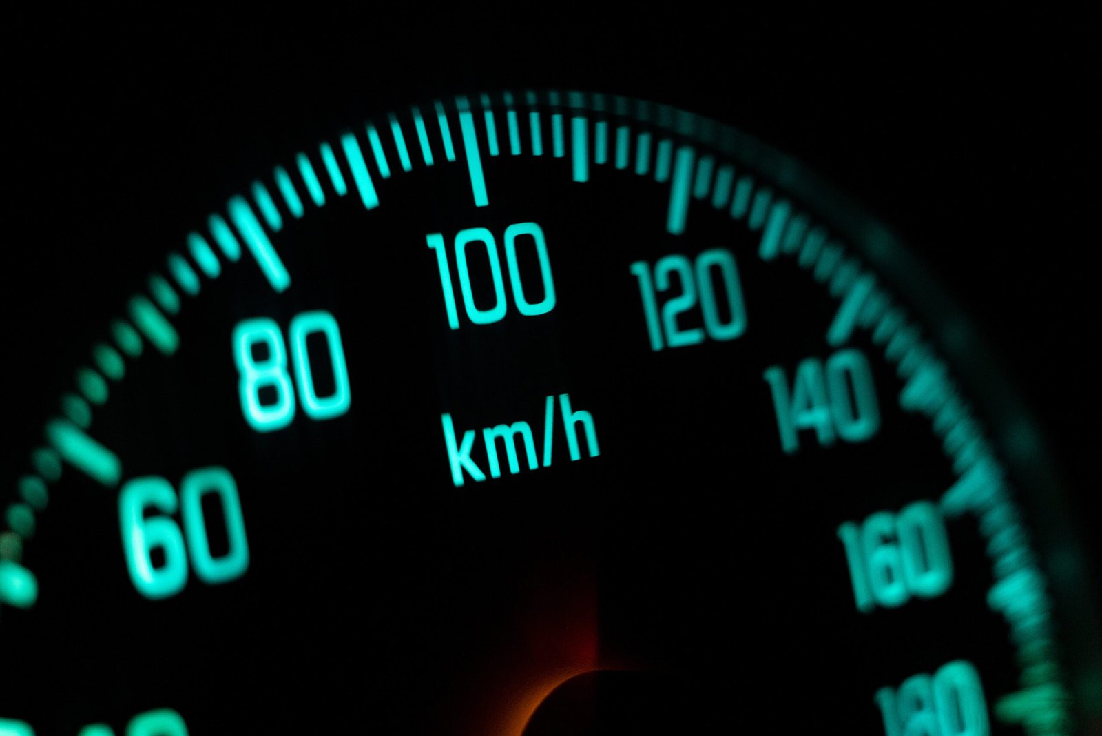 Compteur de vitesse d’une voiture indiquant environ 100 km/h.
