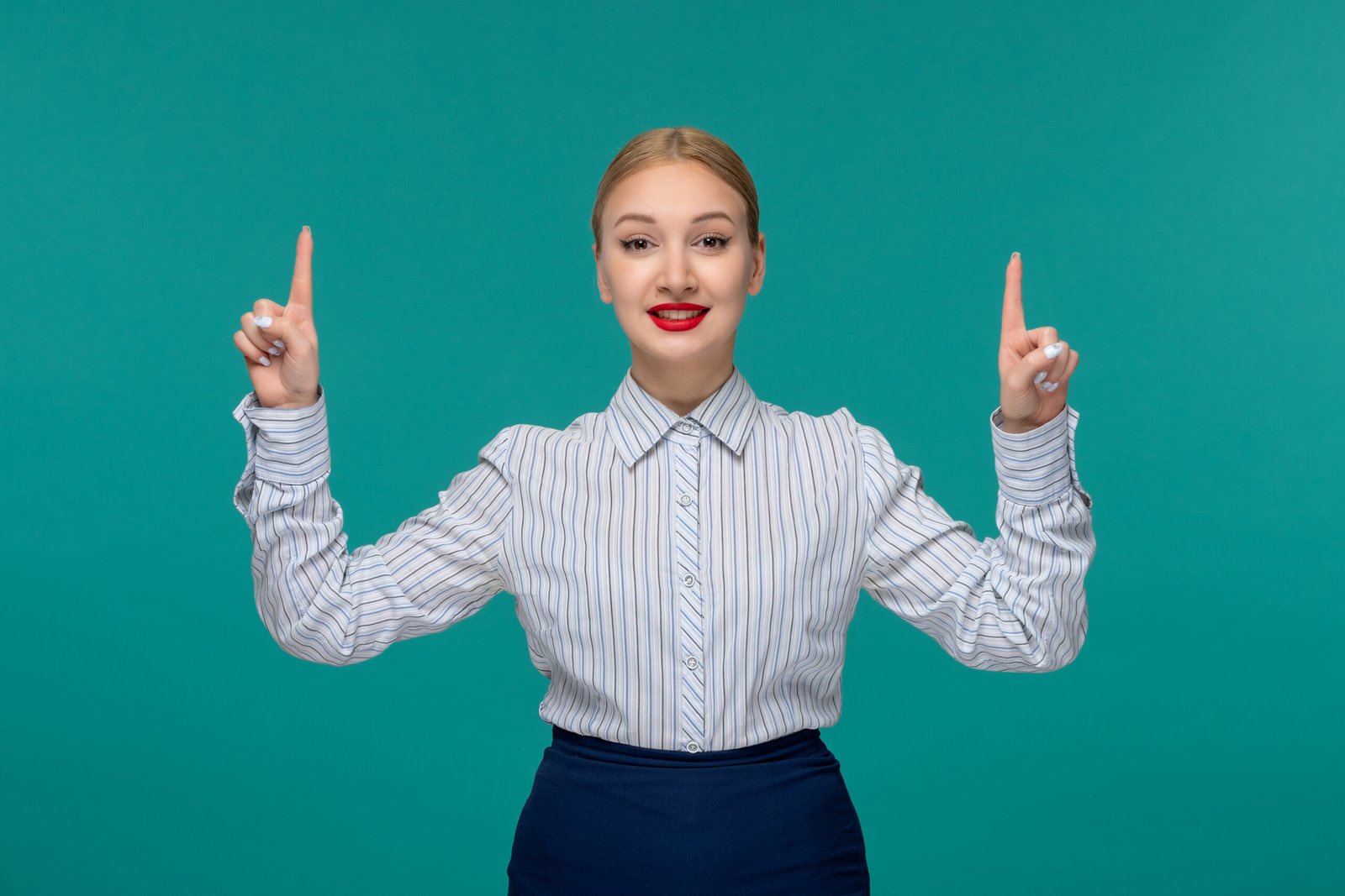 Une femme pointe vers le haut en souriant, attirant l’attention sur un élément important de la page.