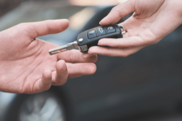 Remise des clés lors de la vente d'une voiture d'occasion avec certificat de cession
