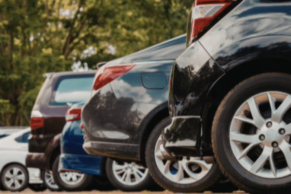 Voitures d'occasion alignées sur le parc d'un vendeur professionnel automobile