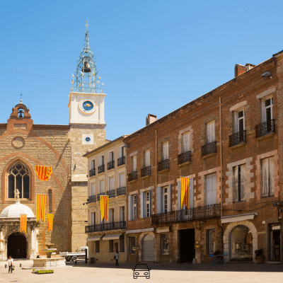 Place de la République à Perpignan, Le Castillet et drapeaux catalans