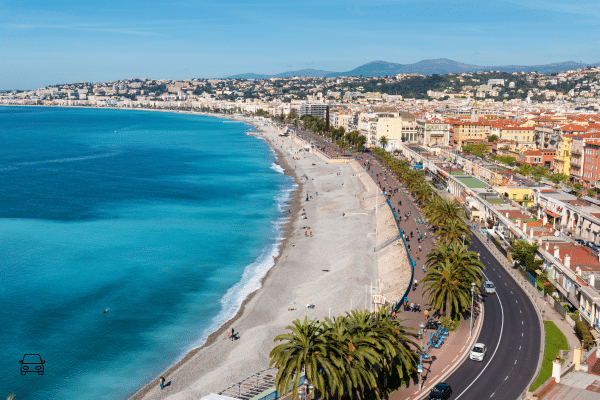 Vue aérienne de la Promenade des Anglais et de la Baie des Anges à Nice