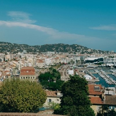 Vue panoramique de Cannes, du centre-ville au port, zone d’intervention de l’expert automobile dans les Alpes-Maritimes