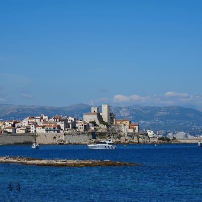Expert automobile à Antibes et dans les Alpes-Maritimes (06), centre-ville d’Antibes vu depuis la mer